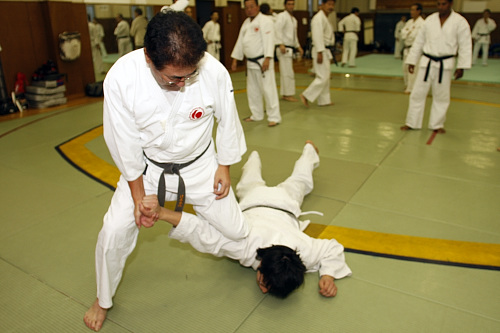 指導者講習会 片手片足で相手を制する横山氏。
_MG_1702.JPG