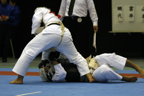 第53回全日本学生拳法選手権大会 赤：大崎（兵庫県立大学）vs白：知久（大阪経済大学）　大崎の押さえ面突き
_MG_7070.jpg