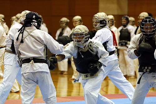 平成21年度日本拳法連盟鏡開き式 まわり稽古は、他大学・道場の高段者と手合わせできる、まれな機会。
_MG_0801.JPG