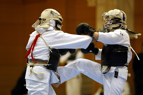 平成21年度日本拳法連盟鏡開き式 女子の部。赤：佐々木 1級（立正大学） vs 白：峯 1級（立教大学）。
_MG_0921.JPG