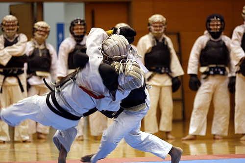 平成21年度日本拳法連盟鏡開き式 赤：関本 二段（慶應義塾大学） vs 白：浮田 初段（練馬自衛隊）、浮田の投げ→押さえ胴突き（一本）。浮田は有段者を4人抜きして最優秀選手に表彰される。
_MG_2148.JPG