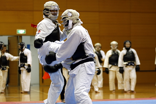 平成21年度日本拳法連盟鏡開き式 赤：小笠原 二段（國士舘） vs 白：藤田 初段（練馬自衛隊）、受けより早く決まった小笠原の胴蹴り（一本）。
_MG_2341.JPG