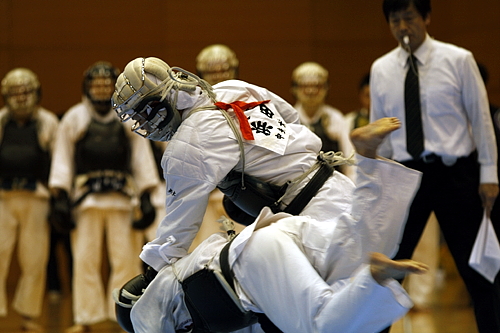 平成21年度日本拳法連盟鏡開き式 赤：浜田 三段（中央大学） vs 白：山口 初段（練馬自衛隊）、浜田が打ち掛る相手を受け流して、後頭部への押さえ面突き（一本）。
_MG_2565.JPG
