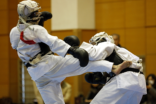 平成21年度日本拳法連盟鏡開き式 赤：高橋（早稲田大学） vs 白：戸田 初段（練馬自衛隊）、高橋の蹴りを避ける戸田。
_MG_2849.JPG