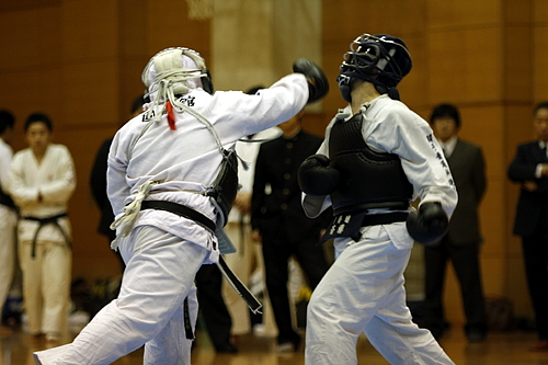 平成21年度日本拳法連盟鏡開き式 赤：伊藤 三段（國士舘大学） vs 白：斉藤 二段（練馬自衛隊）、伊藤の面突き（一本）。
_MG_3176.JPG