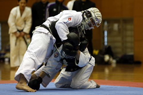 平成21年度日本拳法連盟鏡開き式 赤：伊藤 三段（國士舘大学） vs 白：斉藤 二段（練馬自衛隊）、伊藤の押さえヒザ面（一本）。
_MG_3193.JPG