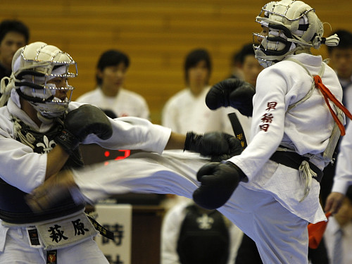 日本拳法第22回東日本大学リーグ戦 赤：早稲田・安田vs立教・萩原　安田の胴蹴り（一本）
_MG_9176.jpg