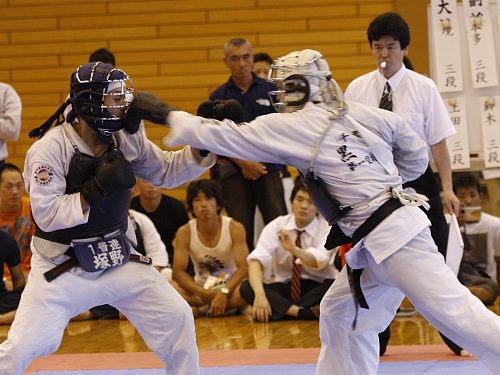 日本拳法全国選抜社会人選手権大会 赤：第一普通科連隊A・塚野vs第一空挺団A・黒木　黒木の面突き（一本）
_MG_0152.JPG