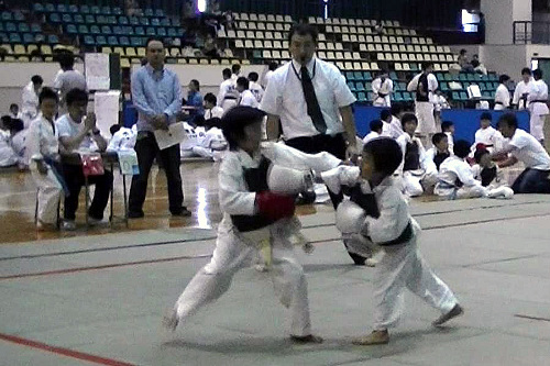 第26回日本拳法群馬県少年選手権大会 防具試合：小学生低学年の部、丸山vs山崎<br>写真提供：日本拳法群馬県連盟
GS009.JPG
