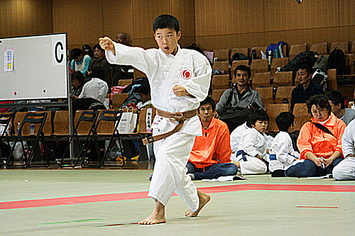 第2回日本拳法関東少年選手権大会 形試合、小学6年生の部
kata_s6_3.JPG