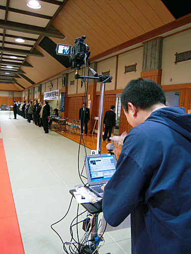 第9回日本拳法神奈川県選手権大会 大会の様子は<a href=http://com.nicovideo.jp/live_archives/co144469 target=_blank>ニコニコ生放送</a>で中継された。写真は、カメラからパソコン、無線ルーターまでの全放送機材を一体化した特製什器「広報くん1号」。
DSCN0028.JPG