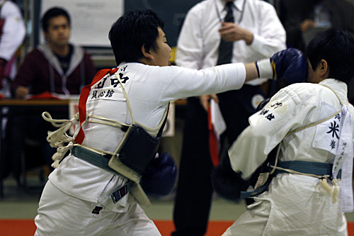 第9回日本拳法神奈川県選手権大会 小学6年男子の部　赤：田中（誠心館）vs白：米沢（拳精館）　田中の面突き（一本）。
_MG_5633.JPG