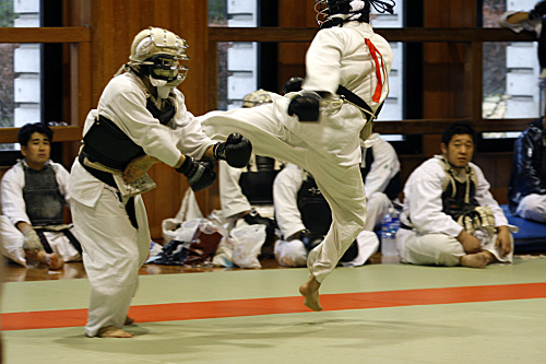 第9回日本拳法神奈川県選手権大会 一般男子団体戦、赤：黒綾館？vs郷（燦葉拳法会）　赤の飛び込んでの胴蹴り（一本）
_MG_6051.JPG