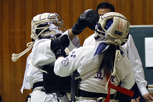 第9回日本拳法神奈川県選手権大会 一般女子個人戦（面あり）　赤：峰（立教）vs白：佐々木（立正）。
_MG_6346.JPG