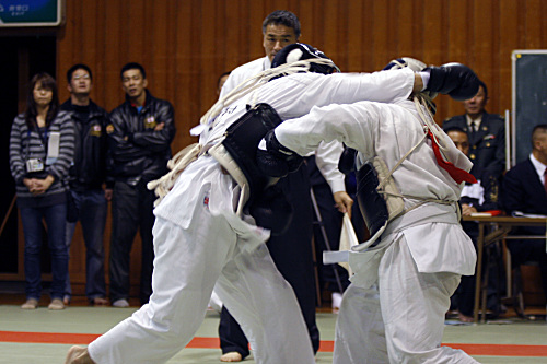 第9回日本拳法神奈川県選手権大会 一般男子個人戦（級の部）　赤：川本（武山拳武会）vs白：中村（黒綾館）　川本の胴突き（一本）。
_MG_6714.JPG