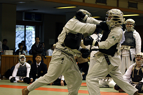第9回日本拳法神奈川県選手権大会 一般男子　赤：名取（青葉拳友会）vs坂本（黒綾館）　名取の面突き（一本）
_MG_7065.JPG