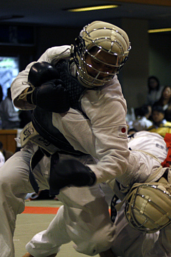 第9回日本拳法神奈川県選手権大会 一般男子　赤：黒田（黒綾館）vs白：岡崎（青葉拳友会）　岡崎の逆捕り（一本）
_MG_7151.JPG