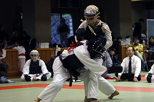 第9回日本拳法神奈川県選手権大会 一般男子　赤：高橋（青葉拳友会）vs阿藏（黒綾館）　片足タックルからの押さえ面突き（一本）
_MG_7370.JPG