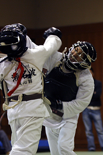 第9回日本拳法神奈川県選手権大会 一般男子個人戦（級の部）　赤：瀬名波（誠心館）vs中村（黒綾館）　中村の面突き（一本）
_MG_7650.JPG