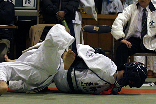 第9回日本拳法神奈川県選手権大会 一般男子団体戦　赤：山下（黒綾館）vs高橋（青葉拳友会）　高橋の逆捕り（一本）
_MG_8075.JPG