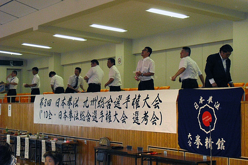 第3回日本拳法九州総合選手権大会 観覧席風景。右下に見えるのは、大会で中心的役割を果たした大分拳精館の旗。<br>写真提供：第3回日本拳法九州総合選手権大会　実行委員会
CIMG0355.jpg