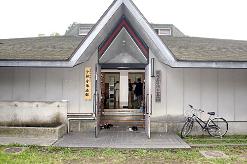 指導者講習会 正面入口。敷地の端、ほとんど民家と隣接した場所にあります。
_MG_1838.JPG