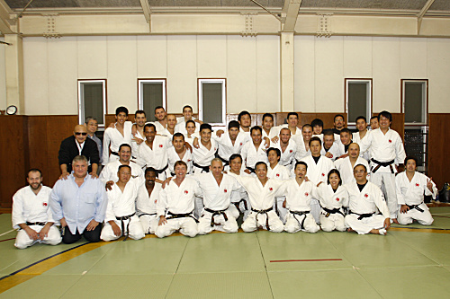 指導者講習会 講習後に、みんなで記念写真を。いつも恐い顔の指導陣までニッコリ笑っている貴重な写真です。
_MG_1943.JPG