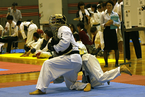 日本拳法全国選抜社会人選手権大会 社会人大会：赤：青拳会・根本vs陸自遠軽・栗原。根本の逆捕り（一本）。
_MG_0035.JPG
