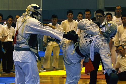 日本拳法全国選抜社会人選手権大会 社会人大会：準々決勝・代表者決定戦。赤：陸自大宮A・太田vs第1普通科連隊A・秋葉。組技から離れ際に繰り出した面蹴り（一本）。
_MG_0581.JPG