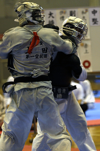 日本拳法全国選抜社会人選手権大会 社会人大会：決勝戦・大将戦。赤：第1空挺団A・上田vs第1普通科連隊A・境。
_MG_1058.JPG