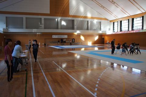 第7回日本拳法愛媛県選手権大会（団体戦・個人戦） 中四国交流推進大会 大会前日の会場設営準備の様子。写真の右側では、技術講習に参加しない愛媛県連盟少年部の小学生中学年未満が練習しています。
DSC03840.jpg