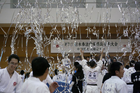 第7回日本拳法愛媛県選手権大会（団体戦・個人戦） 中四国交流推進大会 閉会宣言にあわせて、エアーショット！……のはずでしたが、トラブルで不発。記念写真を撮り終えた瞬間に、大きな音とともに銀テープが子ども達に降り注ぎました。
P1080184.jpg