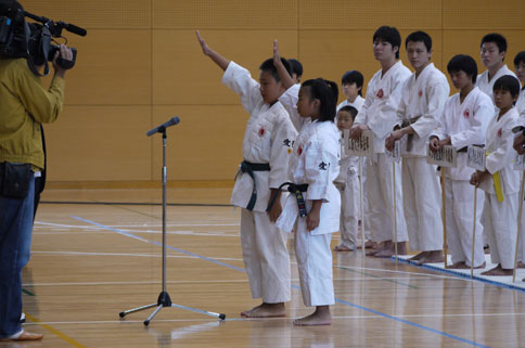 第7回日本拳法愛媛県選手権大会（団体戦・個人戦） 中四国交流推進大会 選手宣誓を務めたのは、今治市立日高小学校4年生・佐伯 勇飛（今治拳友会）、東温市立北吉井小学校5年生・河上 椎南（東温松山拳友会）の2人。
ehime2011_sensei_l.jpg