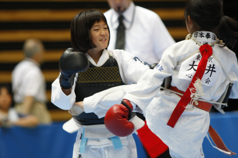 日本拳法全国選抜社会人選手権 少年選手権、小学3年女子の部。赤：心道会・大井の胴蹴り（一本）<br>撮影：Inno
_MG_3614.JPG