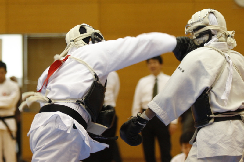平成26年度日本拳法連盟鏡開き式 紅白試合・段の部。陸自滝ヶ原・松澤の面突き（一本）。
_MG_7343.jpg