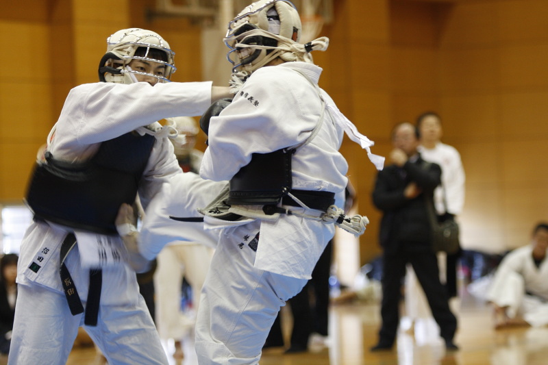 平成26年度日本拳法連盟鏡開き式 紅白試合・段の部。慶應義塾大学・妹尾の胴蹴り（一本）。
_MG_7491.jpg