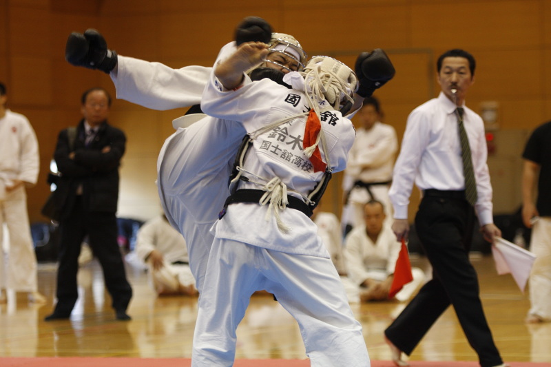 平成26年度日本拳法連盟鏡開き式 紅白試合・段の部。日大工学部・望月の蹴り足をつかむ国士舘高校・鈴木。
_MG_7542.jpg