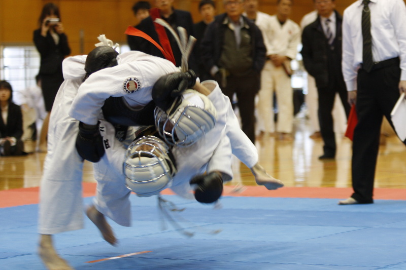 平成26年度日本拳法連盟鏡開き式 紅白試合・段の部。赤：陸自練馬・小笠原vs白：明治大学・原田。
_MG_8405.jpg