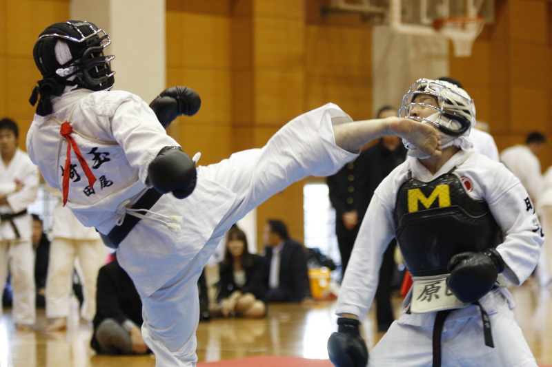 平成26年度日本拳法連盟鏡開き式 紅白試合・段の部。拳精会・田尾の面蹴り（一本）。
_MG_8414.jpg