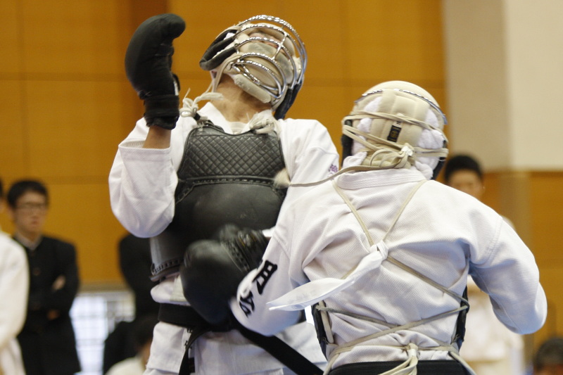 平成26年度日本拳法連盟鏡開き式 紅白試合・段の部。明治大学・原田の面突き（一本）。
_MG_8511.jpg