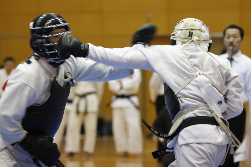 平成26年度日本拳法連盟鏡開き式 紅白試合・段の部。明治大学・原田の面突き（一本）。原田は4人抜きで最優秀賞を受賞。
_MG_8528.jpg
