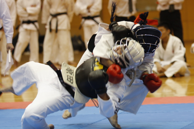 平成26年度日本拳法連盟鏡開き式 紅白試合・段の部。青葉拳友会・高橋が、投げからの押さえヒザ面（一本）。原田の5人抜きを阻止。
_MG_8639.jpg