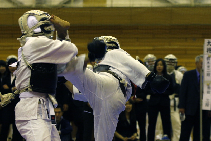 日本拳法第27回東日本大学リーグ戦 赤：立教・北大路の面蹴り
_MG_0141.JPG
