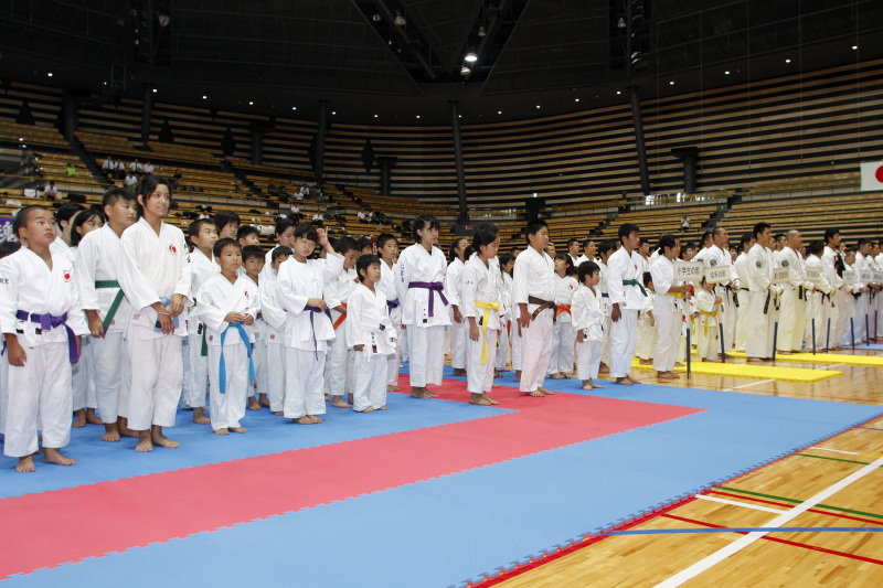 日本拳法全国選抜社会人選手権 開会式。北海道から九州、幼年から50歳近くまでの老若男女が出場した。
_MG_0102.JPG