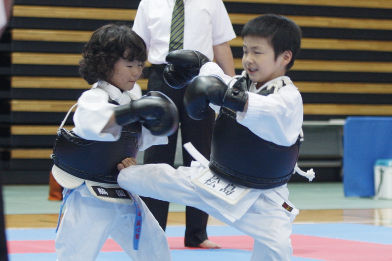 日本拳法全国選抜社会人選手権 東日本少年選手権 幼年男子の部、赤：黒綾館・松島vs白：誠心館・脇園。松島の胴蹴り（一本）。
_MG_0546.JPG