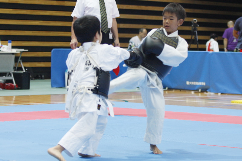 日本拳法全国選抜社会人選手権 東日本少年選手権 幼年男子の部、決勝。赤：誠心館・内山vs白：黒綾館・松島。松島の胴蹴り（一本）。
_MG_0606.JPG