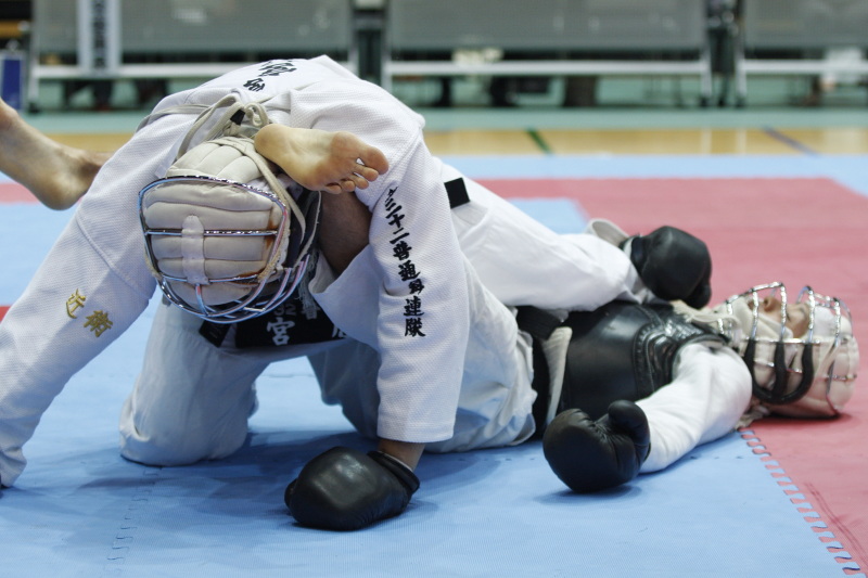 日本拳法全国選抜社会人選手権 社会人選手権 予選リーグ。赤：陸自松本・本井vs白：陸自大宮・宮原。グラウンドで本井が下になるも、巧みに相手を固定し「別れ」に持ち込む。
_MG_1164.JPG