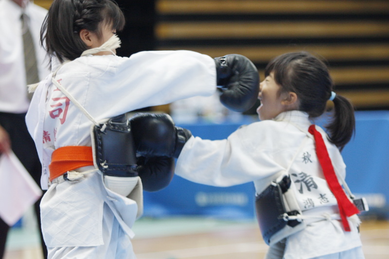 日本拳法全国選抜社会人選手権 東日本少年選手権 小学1・2年女子の部。赤：鴻志拳友会・清塚vs白：拳精館・庄司。清塚の面突き（一本）。
_MG_1643.JPG
