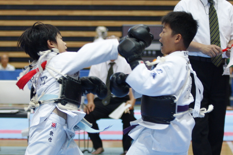 日本拳法全国選抜社会人選手権 東日本少年選手権 小学3年男子の部。赤：研心会・内田vs白：心道会・佐々木。内田の面突き（一本）。
_MG_1647.JPG