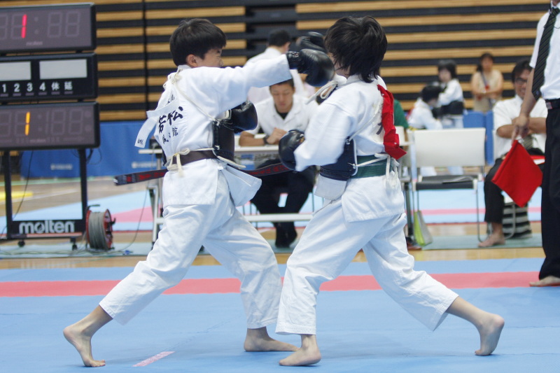 日本拳法全国選抜社会人選手権 東日本少年選手権 中学1年男子の部、赤：青葉拳友会・大竹vs白：誠心館・若松。若松の面突き（一本）。
_MG_2090.JPG